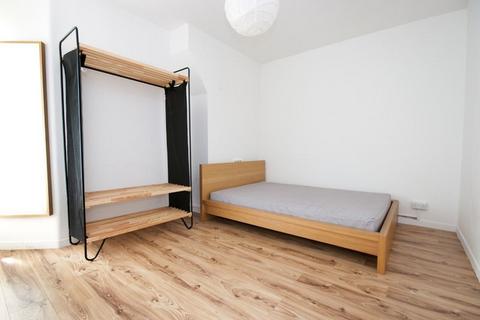 4 bedroom flat to rent, Alverstone House, Kennington Park Road, London, SE11 5TS
