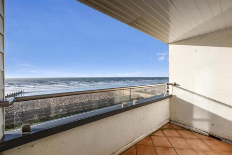 2 bedroom flat for sale, Seafields, Bracklesham Bay, Chichester