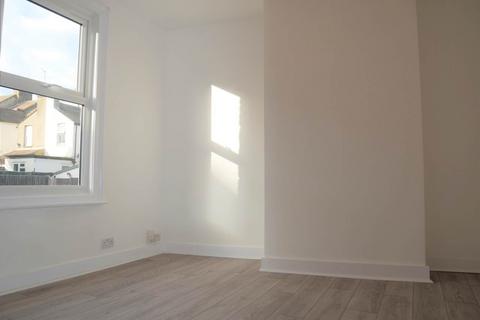 4 bedroom end of terrace house to rent, May Road , Rochester , Kent