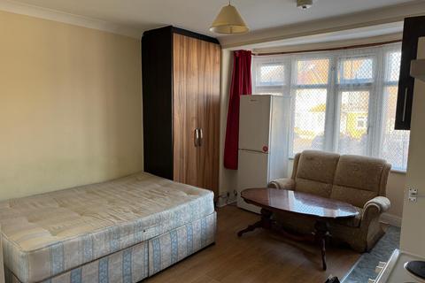 Studio to rent, Draycott Avenue, Harrow HA3