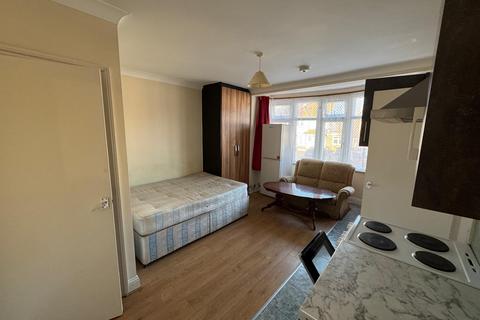 Studio to rent, Draycott Avenue, Harrow HA3