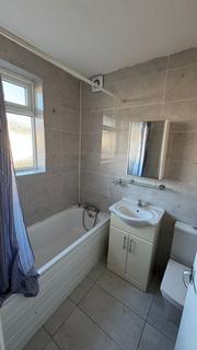 Studio to rent, Draycott Avenue, Harrow HA3