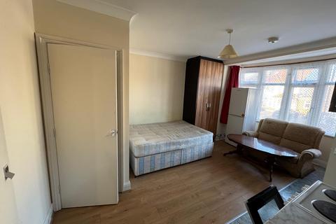 Studio to rent, Draycott Avenue, Harrow HA3