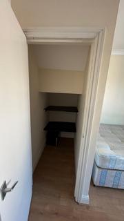 Studio to rent, Draycott Avenue, Harrow HA3