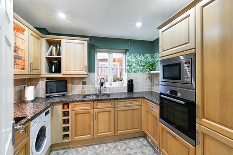 2 bedroom apartment for sale, Wingfield Court, Banstead