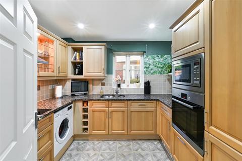 2 bedroom apartment for sale, Wingfield Court, Banstead