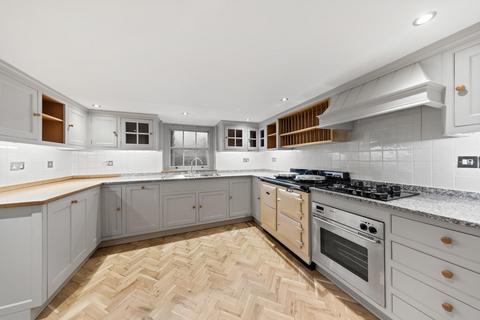 2 bedroom end of terrace house to rent, Lawrence Street, London