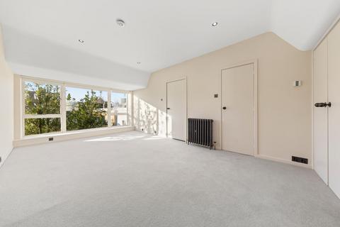 2 bedroom end of terrace house to rent, Lawrence Street, London