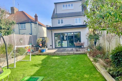 4 bedroom semi-detached house for sale, Edinburgh Avenue, Leigh-on-Sea, Essex, SS9