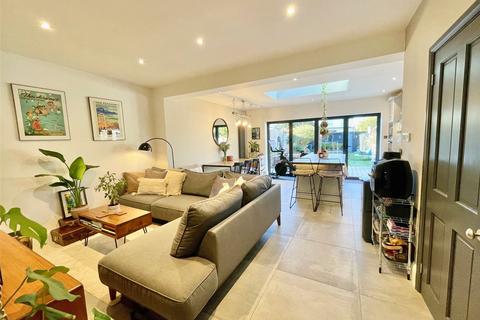 4 bedroom semi-detached house for sale, Edinburgh Avenue, Leigh-on-Sea, Essex, SS9