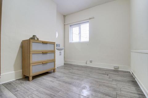 1 bedroom property to rent, County Road, Swindon SN1