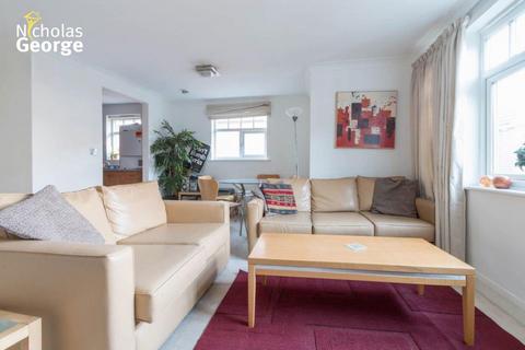 3 bedroom flat to rent, Trinity Court, The Academy, Moseley, B13 9HW