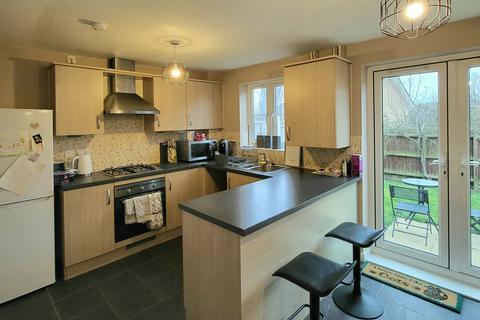 3 bedroom terraced house to rent, Lockhart Avenue, Milton Keynes MK4