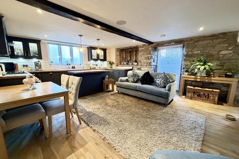 3 bedroom cottage for sale, High Street, Kippax, Leeds