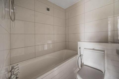 2 bedroom flat to rent, Fairview Court, Linksway, London, NW4