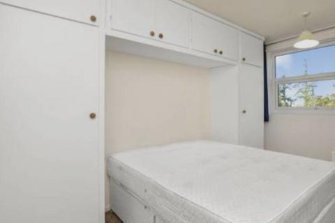 2 bedroom flat to rent, Fairview Court, Linksway, London, NW4