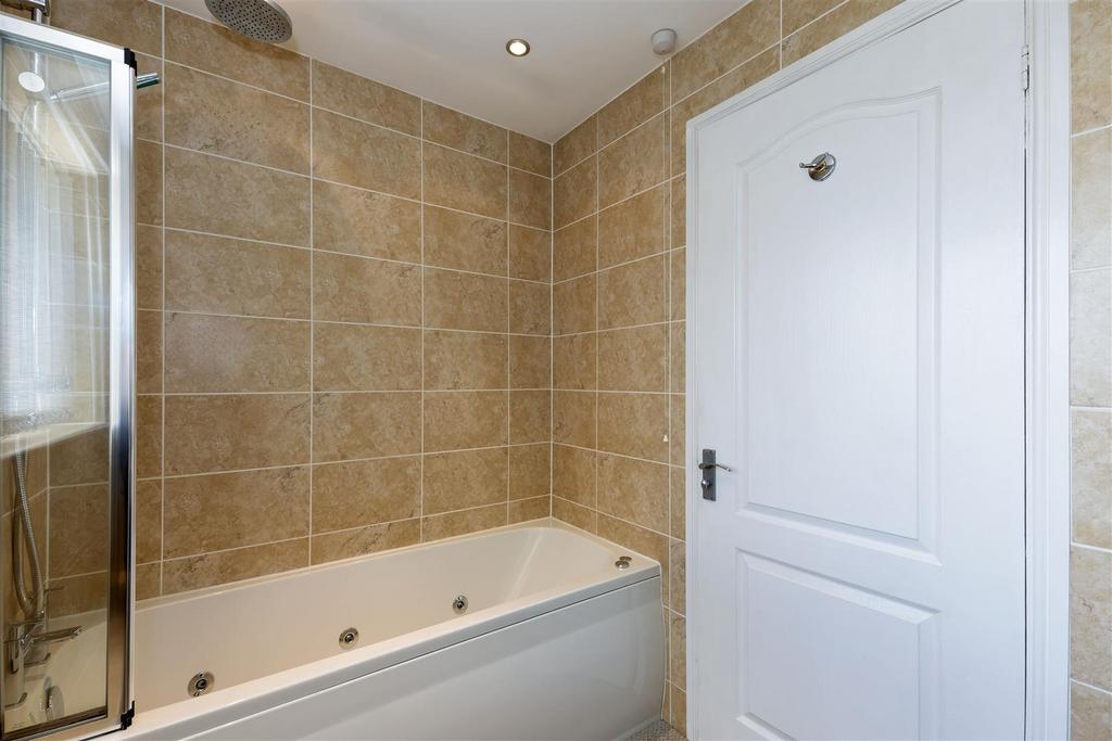 Family bathroom 1 SAPL8501-CR3-20250328-Dx O Deep PR