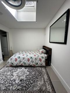 Studio to rent, Cricklewood Lane, Barnet, NW2
