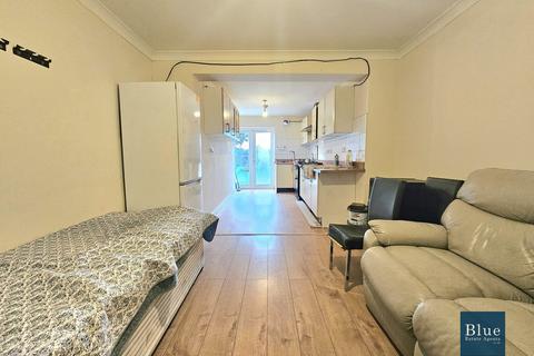 5 bedroom semi-detached house to rent, The Crossways, Hounslow, TW5