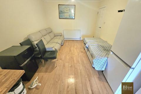 5 bedroom semi-detached house to rent, The Crossways, Hounslow, TW5
