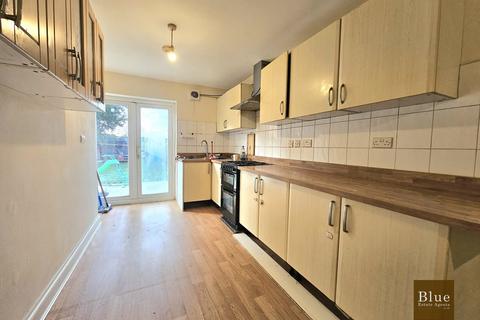 5 bedroom semi-detached house to rent, The Crossways, Hounslow, TW5