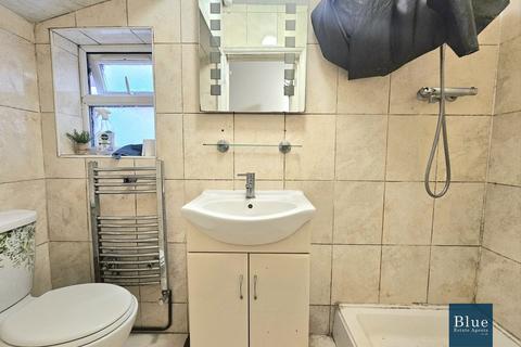 5 bedroom semi-detached house to rent, The Crossways, Hounslow, TW5
