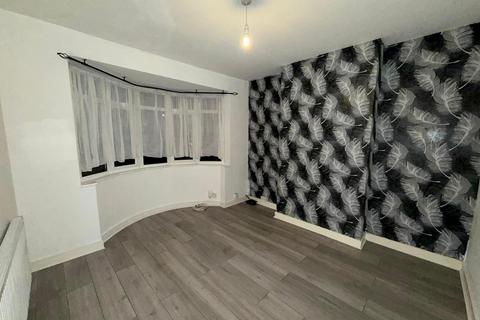3 bedroom semi-detached house to rent, Somerset Avenue