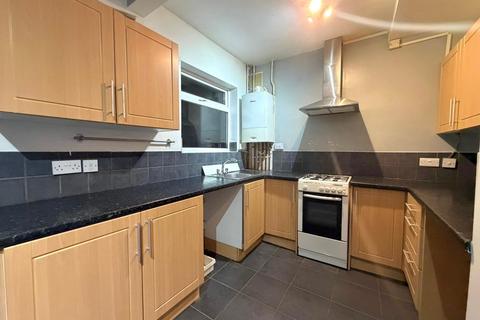 3 bedroom semi-detached house to rent, Somerset Avenue