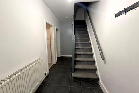 3 bedroom semi-detached house to rent, Somerset Avenue