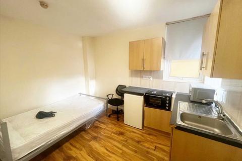 Studio to rent, Hanger Lane, Ealing