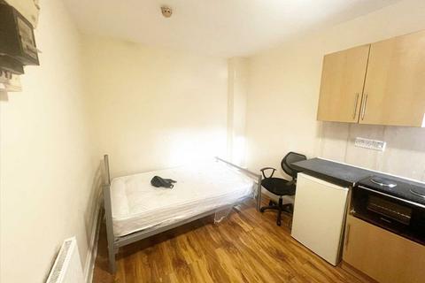 Studio to rent, Hanger Lane, Ealing