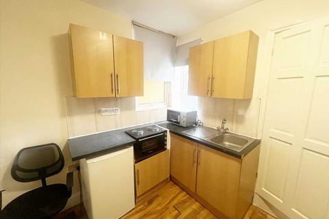 Studio to rent, Hanger Lane, Ealing
