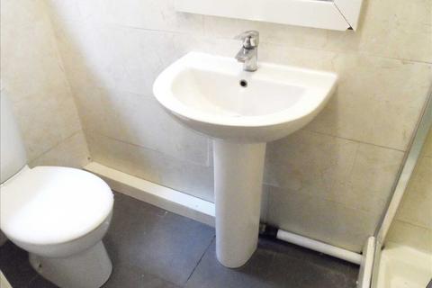 Studio to rent, Hanger Lane, Ealing