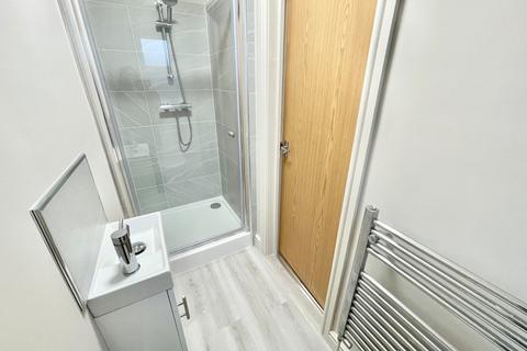 2 bedroom flat to rent, Westcliff Road, Margate, Kent, CT9