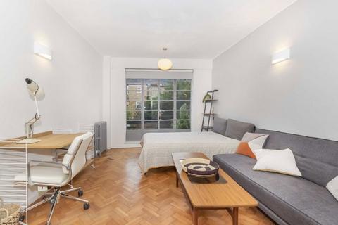 Studio to rent, Shepherds Bush Road, London W6