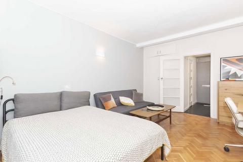 Studio to rent, Shepherds Bush Road, London W6