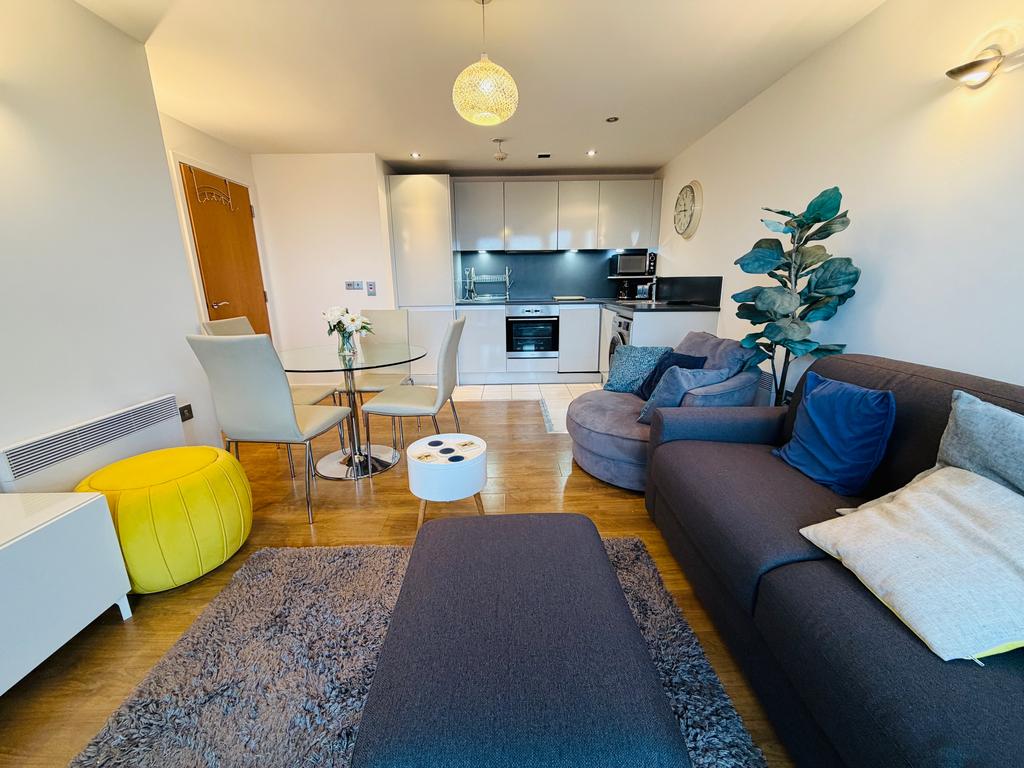 Stunning 2-Bedroom, 2-Bathroom Apartment   17th F