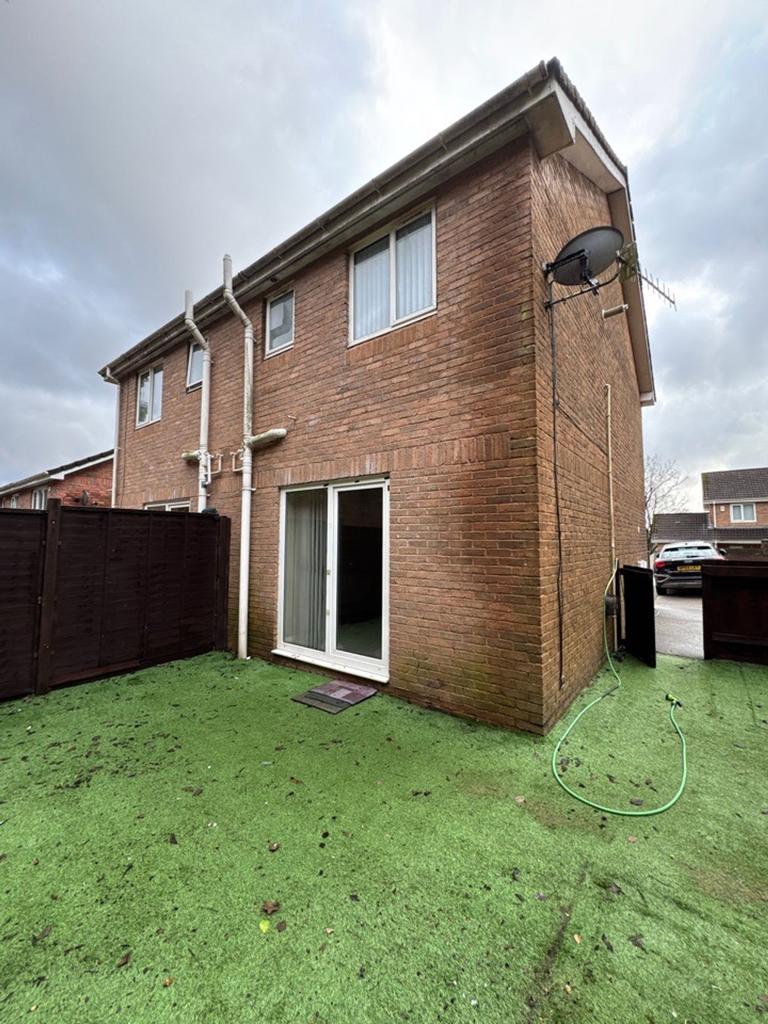 Rear open plan garden
