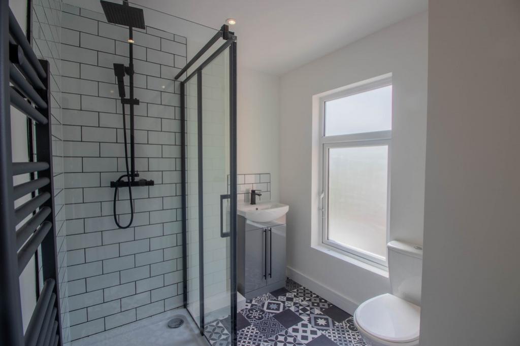 Ensuite to Bed 1