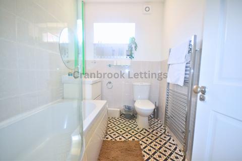 5 bedroom semi-detached house for sale, Pershore Close, IG2 6RR