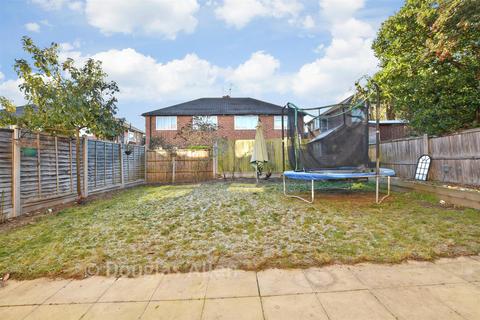 2 bedroom ground floor maisonette for sale, The Holt, Ilford, Essex
