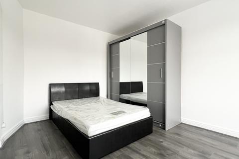 Studio to rent, North Circular Road, Palmers Green, N13