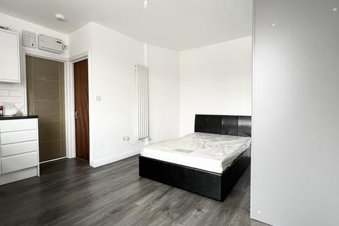 Studio to rent, North Circular Road, Palmers Green, N13