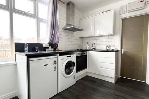 Studio to rent, North Circular Road, Palmers Green, N13