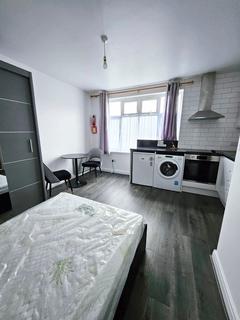 Studio to rent, North Circular Road, Palmers Green, N13