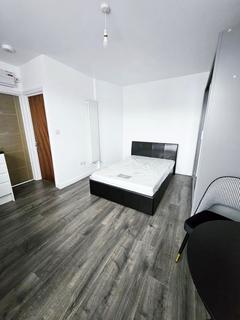 Studio to rent, North Circular Road, Palmers Green, N13