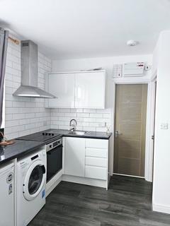 Studio to rent, North Circular Road, Palmers Green, N13