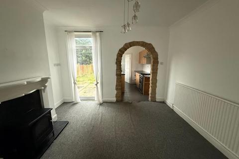 3 bedroom semi-detached house to rent, Victoria Street Alfreton