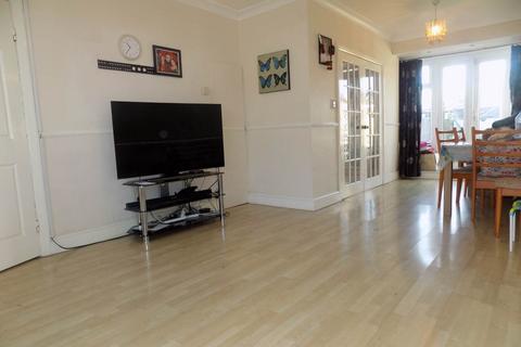 2 bedroom house to rent, Warwick Crescent, Hayes, Middlesex