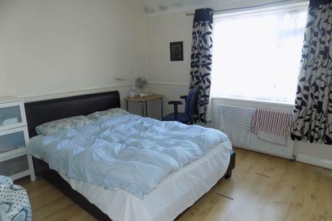 2 bedroom house to rent, Warwick Crescent, Hayes, Middlesex